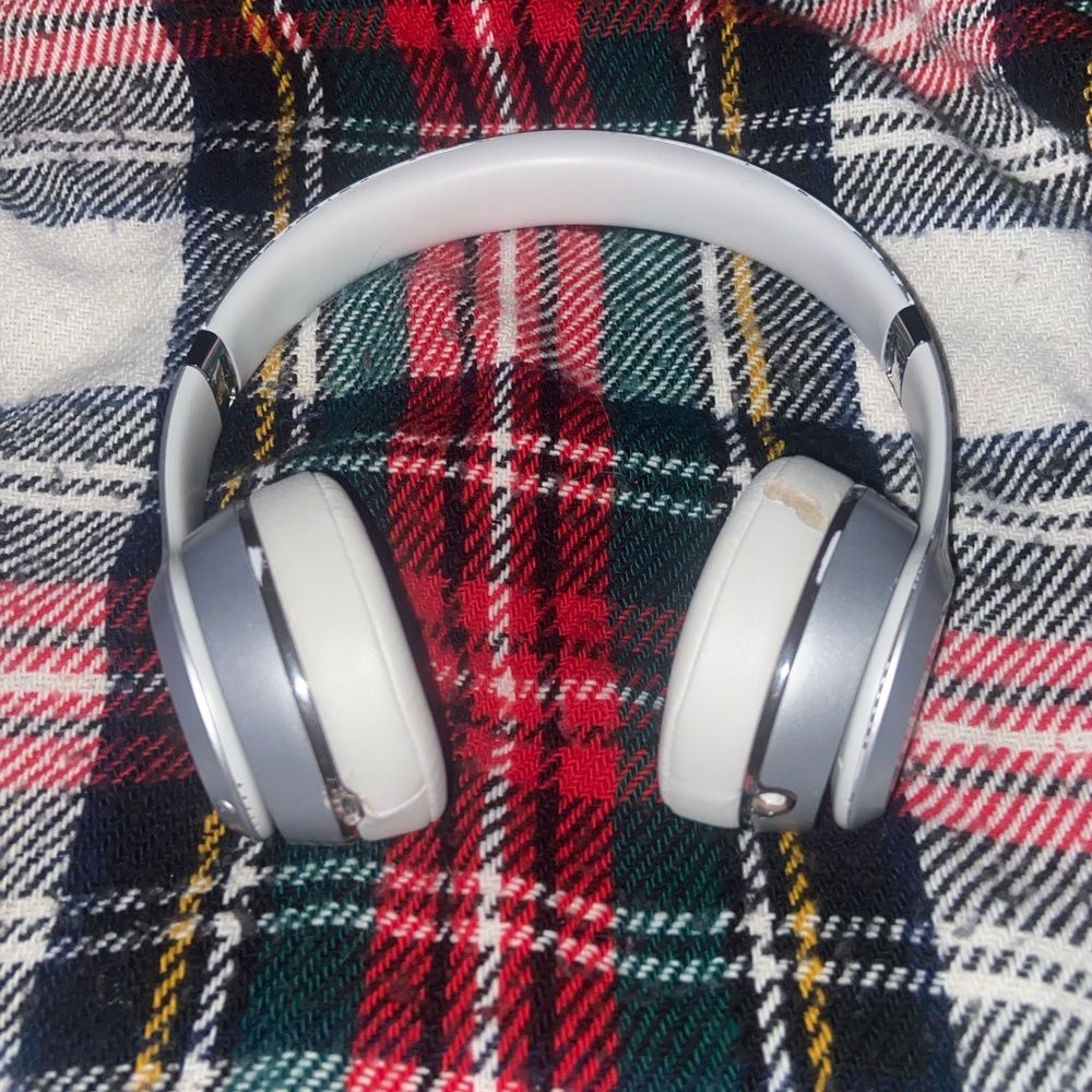 Beats solo 3- Silver and White